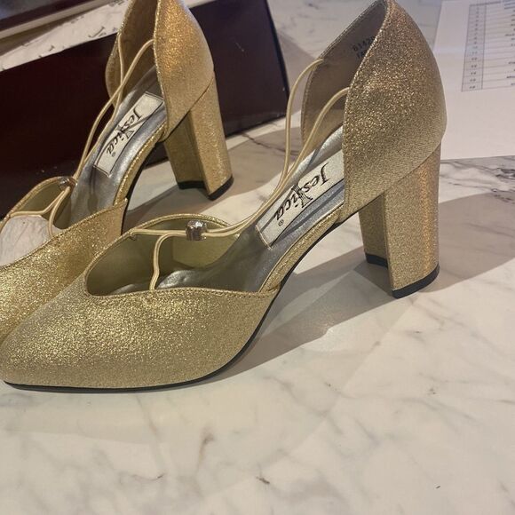 Gold Pumps Christmas Outfit - Picture 2 of 6